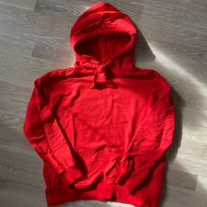 Fin röd hoodie i storlek M. Använd 2 gånger. Nyskick!❤️