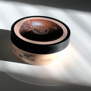 Body butter Shea - Body butter 200ml från the body shop i doften shea. Köpt för 185kr, oanvänd. Frakt ingår i priset