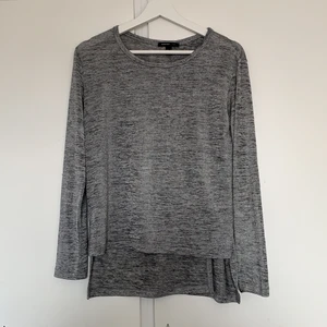 Tröja - En fin tröja från mango, har omlott på ryggen och lite längre på baksidan jättefint skick 