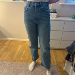 jeans  - Supersnygga jeans från gina tricot i storlek 36! väldigt fin färg nu till våren! 100 kr + frakt! nypris 650💓💓 