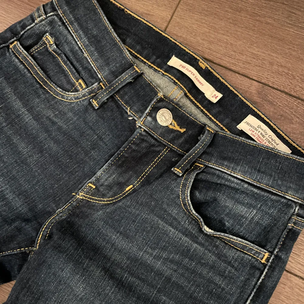 Mörkt blåa jeans från Levis. Strechiga och bekväma. . Jeans & Byxor.
