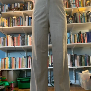 Kostymbyxor - Skitsnygga utsvängda/raka kostymbyxor som passar till ALLT, är dessutom supersköna🤤🤤