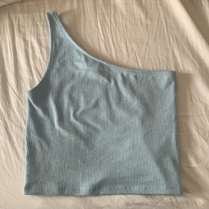 topp - Superfin ribbad one shoulder topp som tyvärr är för stor för mig, färgen är starkare blå än vad bilden visar💕💕💕