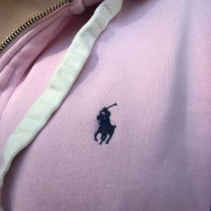 Fin ralph lauren tröja! - en fin tröja/houdie som BARA ligge och skräpar! Pris kan diskuteras🙌🏻