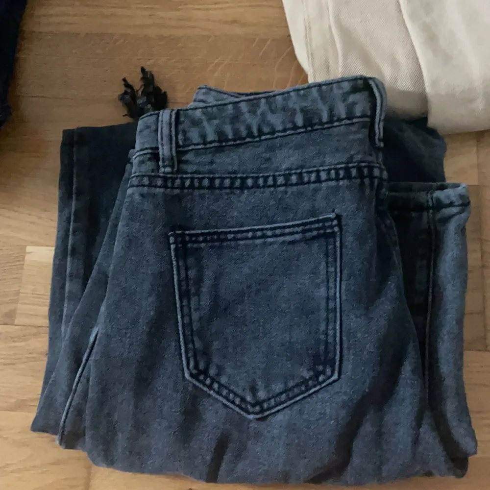 Ett par gråa jeans från shein . Jeans & Byxor.