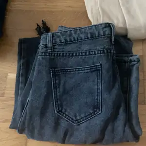 Ett par gråa jeans från shein 
