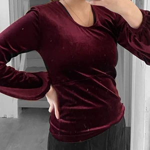 Vinröd tröja - Vinröd tröja i mjukt material. Knappt använd