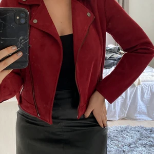 Röd mocka jacka  - En jättefin röd mocka jacka som liknar en skinnjacka i modellen! Den har två fickor och är ganska tunn så den funkar perfekt som vår/sommar jacka!😍 Den är aldrig använd och köpt på primark för 250kr.💕 Köparen står för frakten om det tillkommer!💕