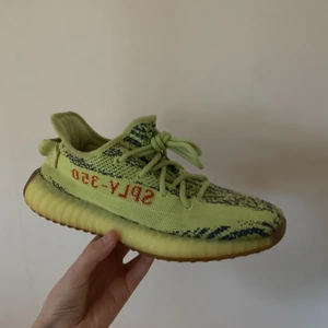 Yeezy 350 boost semi frozen yellow - Yeezy 350 boost semi frozen yellow, storlek 40/2/3, skick 8,5/10, frakt betalas av köparen! Skriv privat för fler bilder ,  frågor eller köp!