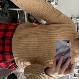 Stickad tröja från Na-kd  - Beige stickad tröja från na-kd. Använd men det är väldigt sparsamt. Fler bilder kan fås mot intresse. Pris kan diskuteras.