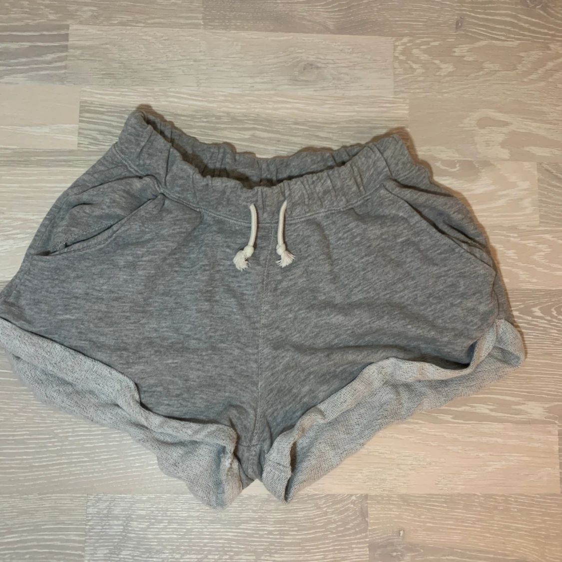 Grå mjukisshorts 
