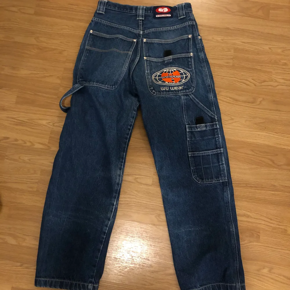 Wu tang merch jeans från 90-talet i mycket bra vintage skick! Storlek 26/30. Första bilden är lånad. Skriv gärna vid frågor. Frakten ingår i priset :). Jeans & Byxor.