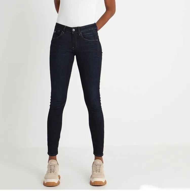 Nya! G-Star jeans ”Arc 3D Mid skinny”, W25/L32. Färg ”Dark Aged”. Skinny i superstretch. Passar även en stl W26 iom att de är i stretch. Se bild 1 för passform och färg, jeansen ser ljusare ut på mitt foto men ser exakt ut som på bild 1 IRL. Säljes pga att jag använder Low Rise jeans och dessa är Mid Rise i midja. Nypris 1300kr, säljes för 150kr + frakt. SÅLD PÅ BLOCKET.. Jeans & Byxor.