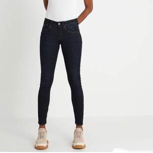 Nya! G-Star jeans ”Arc 3D Mid skinny”, W25/L32. Färg ”Dark Aged”. Skinny i superstretch. Passar även en stl W26 iom att de är i stretch. Se bild 1 för passform och färg, jeansen ser ljusare ut på mitt foto men ser exakt ut som på bild 1 IRL. Säljes pga att jag använder Low Rise jeans och dessa är Mid Rise i midja. Nypris 1300kr, säljes för 150kr + frakt. SÅLD PÅ BLOCKET.