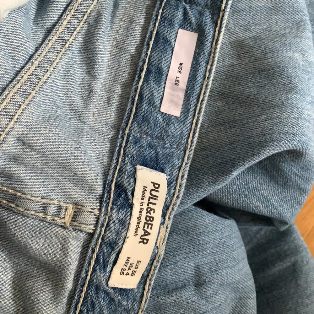Ett par supersnygga wide leg jeans från pull and bear. Säljer då de tyvärr inte passar längre. 80kr exl. Frakt. Kan också mötas upp i Stockholm.😊. Jeans & Byxor.