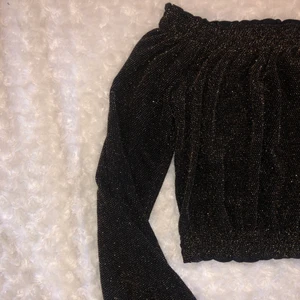 Festlig off-shoulder topp - Festlig guld-svart off-shoulder topp☺️ har resor över axlar och kring midja och armar så sitter superbra 🙌 