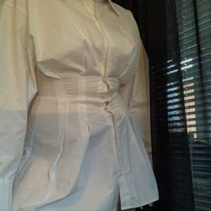 knappt använd skjortklänning i bra skick från ZARA. Strolek M. säljer pga för liten storlek. 🤍