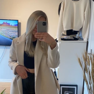 Beige kappa  - Säljer nu min beige kappa från h&m. Storlek 40 då jag vill ha den lite overzize, har vanligtvis strl 36. Säljer för 400kr