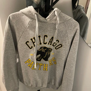 Hoodie - En grå hoodie från Gina i storlek S. Knappt använd✨