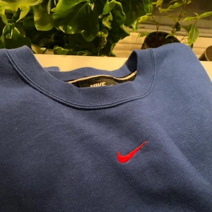 Nike sweatshirt - Så cool, unik Nike-sweatshirt!! Köpt här på plick men näst intill aldrig använd av mig. Storlek S, som ny, äkta💞 passar xs-m beroende på hur man vill den ska sitta! 280kr plus fraktkostnad eller högsta bud🥰💓 buda genom budgivning!! Kolla gärna in mina andra annonser✨