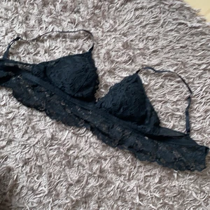 Bralett - Snygg bralett i spets! Skön och knappt använd! Köparen står för fraktkostnaden 