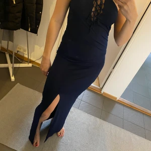 Långklänning - Fin mörkblå långklänning, använd 1 gång 