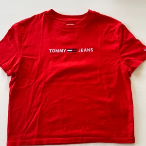 Tommy jeans t-shirt  - Aldrig använd, testad ett få tal gånger. Jätte bra skick, sitter bra.