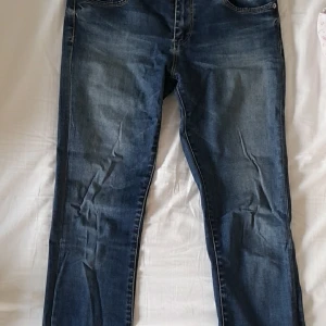 Louis Féraud jeans (M)  - Jätte fina och hållbart jeans material. Har bara använt ett par gånger. Köpt i Dubai. Säljer dem för att dem har inte kommit till användning. Frakt + 60 