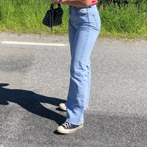 Jeans från zara - Sjukt snygga jeans från Zara. Knappt använda 🍒 buda från 200kr. MINA bilder 💖