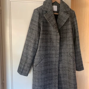Kappa, grå, rutig, oanvänd - Superfin kappa lagom till vår/höst då den har tunnare fodring. Helt felfri, ny med prislapp kvar! Bilder på kan fixas om intresserad! Pris kan diskuteras!
