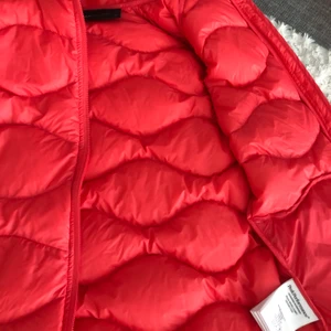 Peak performance väst - Knappt använd väst från Peak. Stl xs. Hallonröd. Jättefin och bra skick.