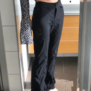 kostymbyxor !! - Sköna midrise kostymbyxor köpta p humana men i perfekt skick!! Har sytt in dem så de passar mig men de går att sprätta upp! Kan skicka mått om det önskas puss 