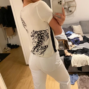 Blus - Super cool blus med tigrar på ryggen, från Lindex i strl S. Köparen står för frakten 