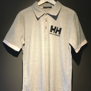 Helly Hansen piké  - Säljer en Helly Hansen piké, aldrig använd. Har ni några frågor eller önskemål är det bara att skicka ett meddelande.
