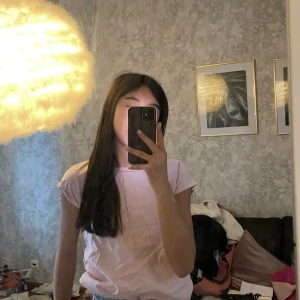 Levis t-hirt - Rosa Levis t-hirt, säljer den för att den är för liten och tajt.Är köpt från kidsbrandstore.                                           Köparen står för frakt.för fler bilder kontakta mig ❤️