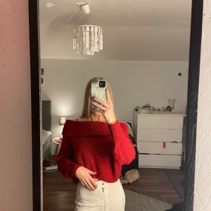 Röd stickad tröja (off shoulder) - Röd fin stickad tröja, passar till vardags som till finare tillställningar. Köpt för 300 säljer för 100, kan gå ner i pris vid effektivt köp. XS men passar S 