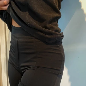 Svarta kostymbyxor  - Svarta kostymbyxor från bikbok som inte används längre. bra skick!