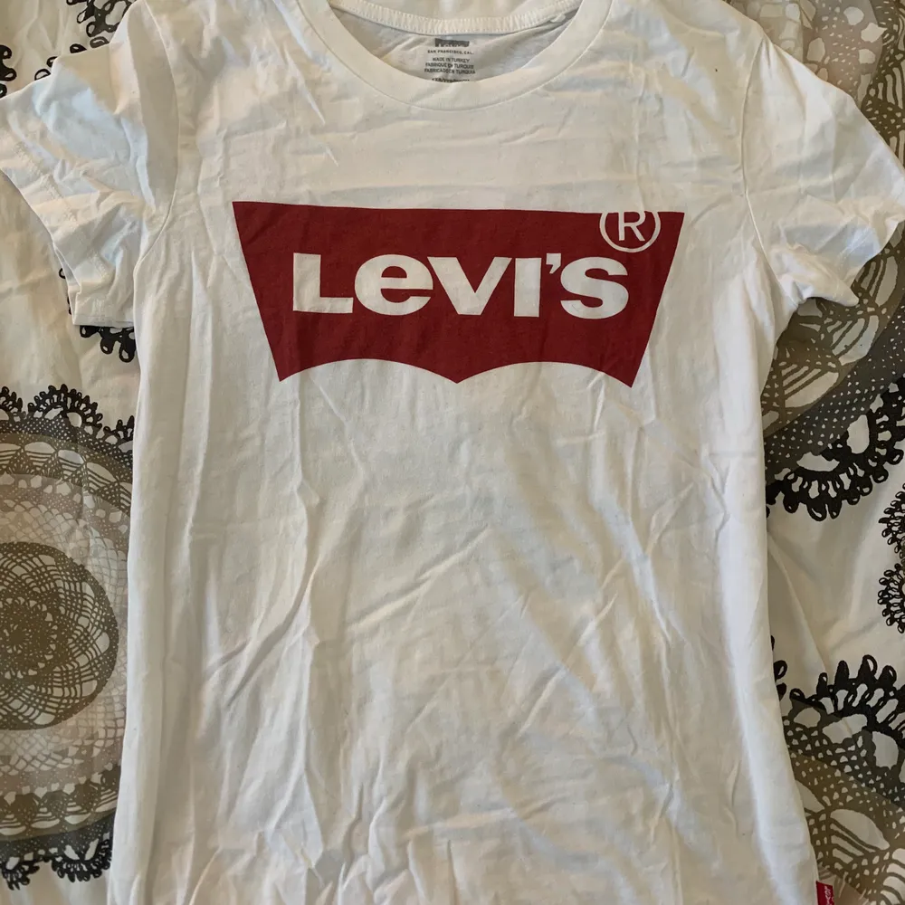 Levis T-shirt i strl xxs. Ganska ”stor” i storleken så den passar på mig som vanligtvis har xs/s, ville ha den tajt. Tyvärr så använda den inte och väljer därför att sälja den! Som nyskick. Köparen står för frakt💞. T-shirts.