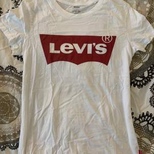 Levis T-shirt i strl xxs. Ganska ”stor” i storleken så den passar på mig som vanligtvis har xs/s, ville ha den tajt. Tyvärr så använda den inte och väljer därför att sälja den! Som nyskick. Köparen står för frakt💞