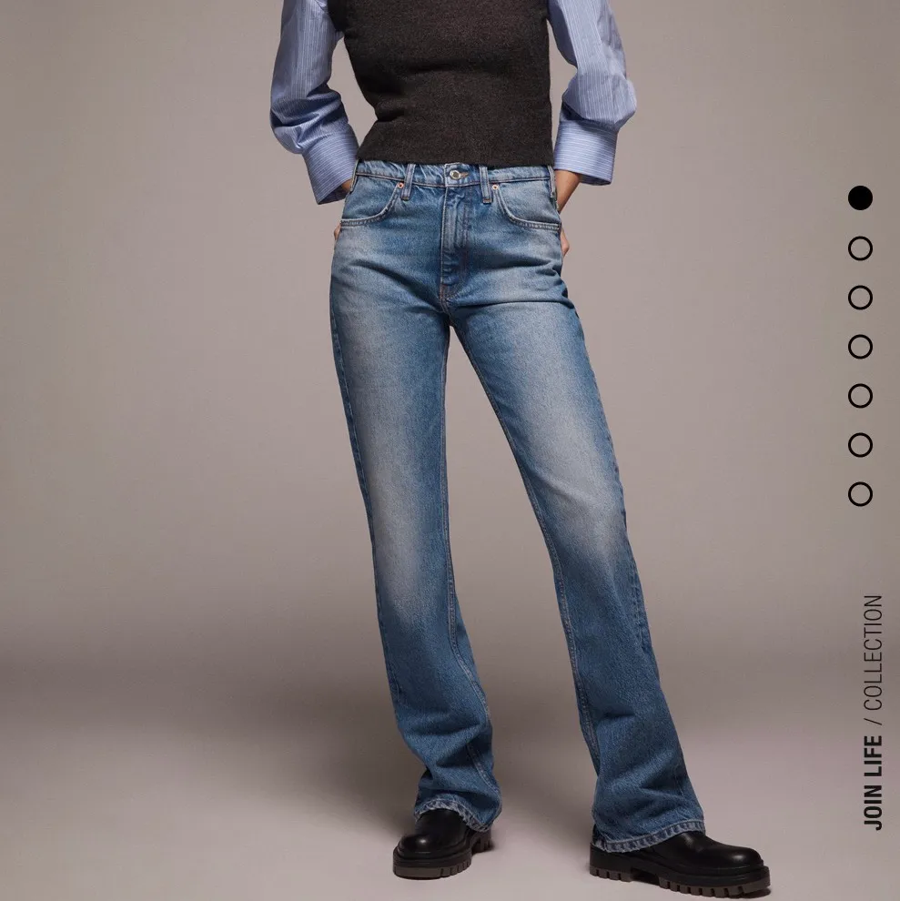 Ett par snygga flare jeans från zara. Modellen heter jeans zw premium the vintage flare men är helt slut slåd. De är i storlek 44 men passar säkert som 42, skulle säga att modellen är mindre i storlek. Så är de också oanvända 😁 (frakt blir 66kr). Jeans & Byxor.