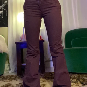 Bruna byxor! - Super trendiga bruna lågmidjade bootcut byxor. Kommer tyvärr inte till användning, är oanvända. Köpta second hand. Om fler är intresserade blir det budgivning!🤎