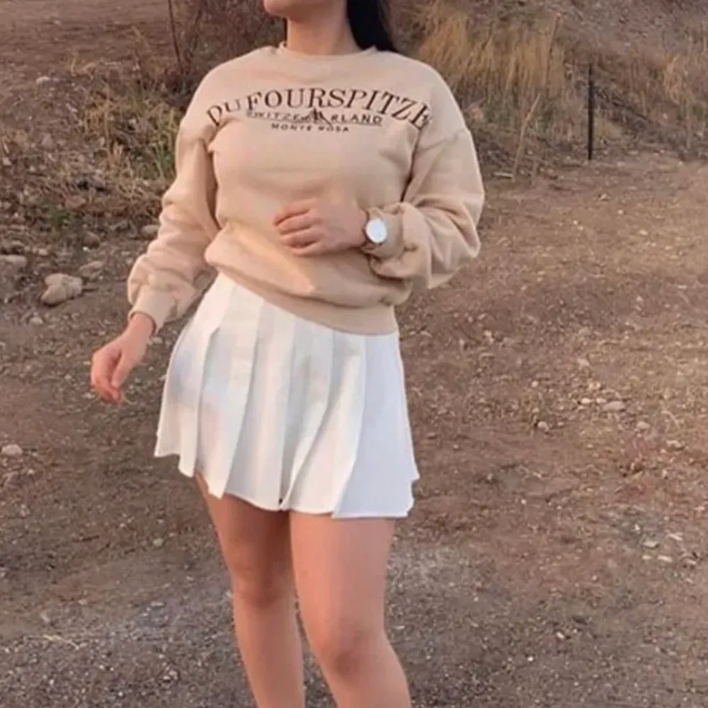 En beige sweatshirt från Shein💛 Storlek XS/S beroende på hur man vill att den ska sitta✨ Skriv till mig privat om frågor eller om du vill lägga bud💛 startpris är 100+frakt✨ BUDET LIGGER PÅ 200kr plus frakt. Tröjor & Koftor.