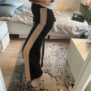 Svarta kostymbyxor  - Dessa svarta kostymbyxor är för små, men annars superfina!❤️Köpare står för frakten!