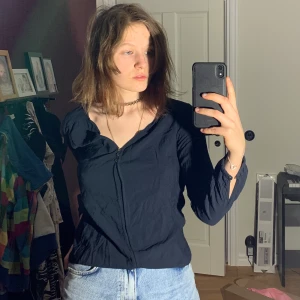 Svart blus - Knappt använd svart enkel blus. Passar till det mesta och hänger snyggt på kroppen.