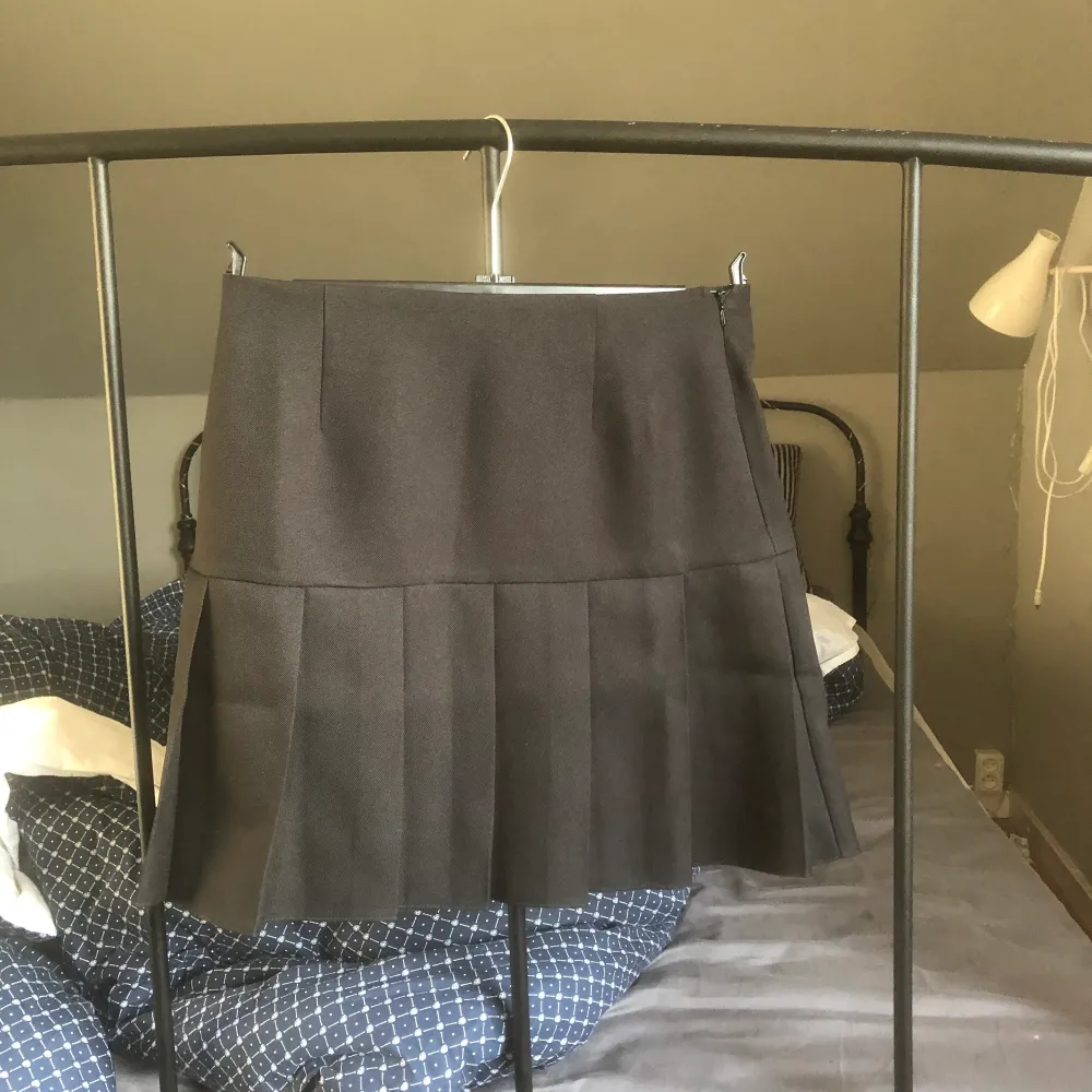Svart plisserad minikjol från Asos, nyskick, aldrig använd. Storlek 36 men jag tycker den är liten i storleken, då den inte passar mig som vanligtvis har S. 100kr + frakt . Hameet.