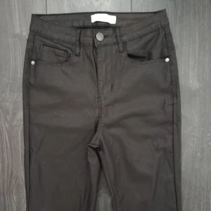 Nya byxor stl 36 madlady - Svarta fake skinnbyxor från madlady, stl 36. Oanvända. Köpta för 499kr