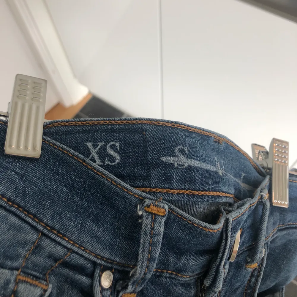 Snygga och väldigt bekväma högmidjade jeans, som tyvärr inte kommer till användning längre✨✨ köpte dem för 2 år sedan för 600 kr. Men har endast använt dem ett fåtal gånger, då jag föredrar mycket mer högmidjade modeller utav jeans.💗💗 Inga fläckar eller slitningar över huvudtaget!!🦋 Jeansen ger en härligpassform och har en lätt stretch. Köparen står för frakten!🦋🦋. Jeans & Byxor.
