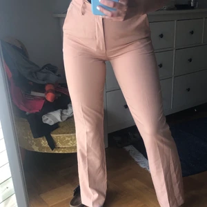 Kostymbyxor - Fina kostymbyxor som sitter jättefint från BikBok i ljusrosa💖💕💓 kan frakta eller mötas upp!!