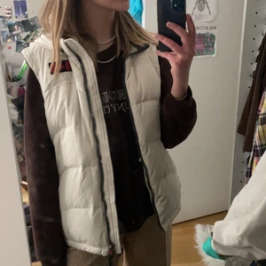 Väst  - En vit kräm dunväst från märket Canadian Explores Society. Snygg över tjocktröja, har även luva. Passar allt från XS-L beroende på hur man vill att den ska sitta