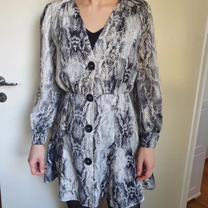 Zara orm mönstrad klänning - Klänningen är som ny, jag har använt den 3 gånger.